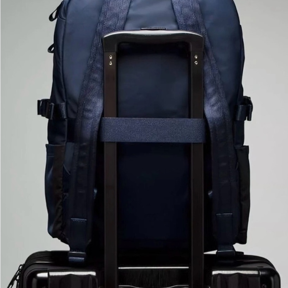lululemon NWT Crew Backpack - Picture 2 of 9